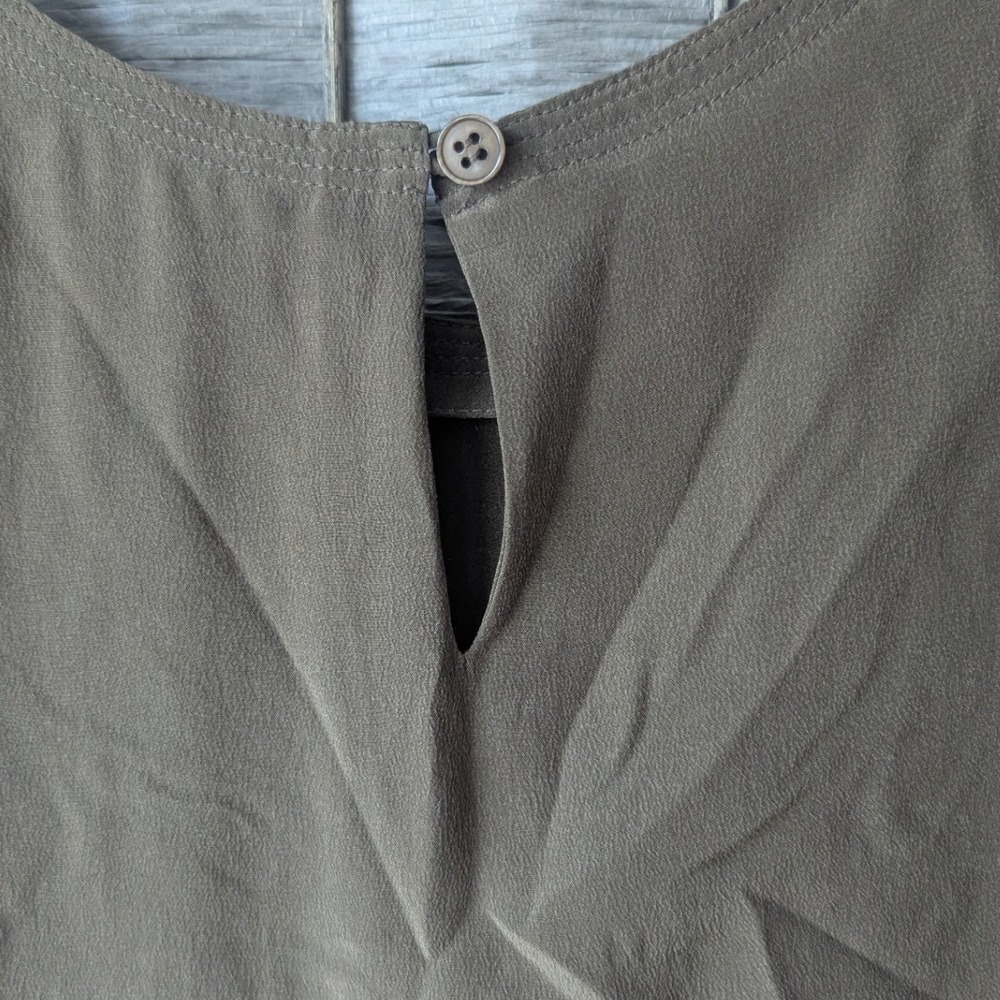 Simple Silk Blouse Top Short Sleeve Olive Green Keyhole Back Sz 10 Minimalist - Picture 2 of 6